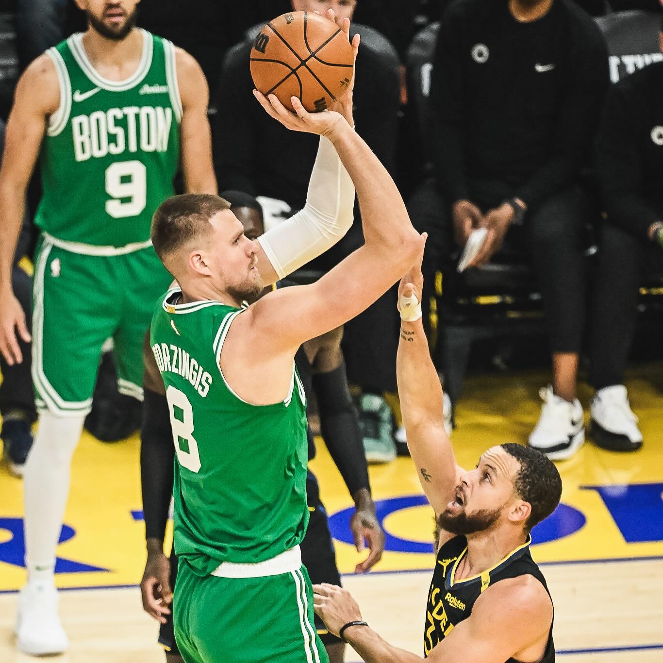 万博manbetx体育-凯尔特人技术犯规送分，勇士主帅怒摔战术板！